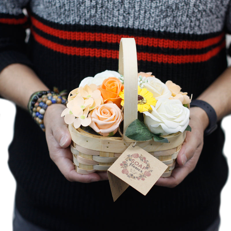 AW Gifts Medium Zeep Bloemen Boeket in Rieten Mand - Oranje - SFB-17